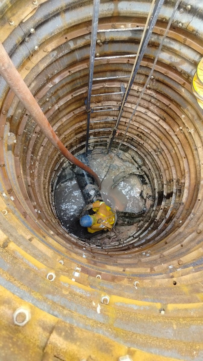 Limpeza de poço com técnico em EPI