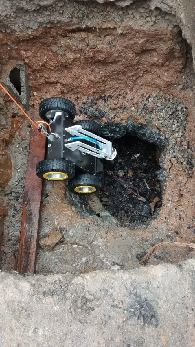 Robô de inspeção com câmera dentro de tubulação